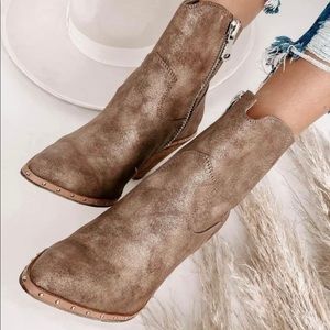 Boots never worn. They were to small for me 7 1/2